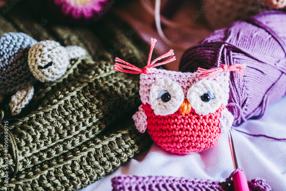 Atelier de crochet avec des travaux en cours, jouet hibou coloré en crochet