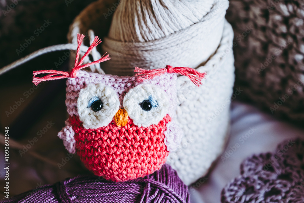 Atelier de crochet avec des travaux en cours, jouet hibou coloré en crochet