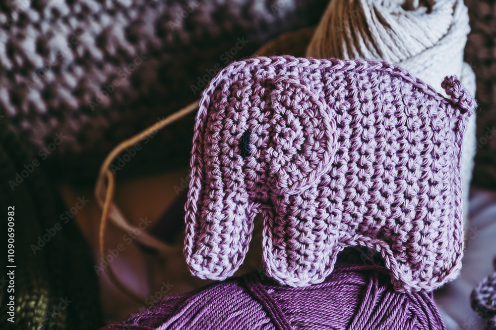 Artisanat de crochet avec des travaux en cours, jouet petit éléphant coloré en crochet