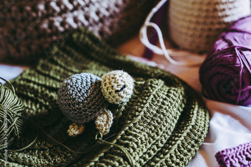 Atelier de crochet avec des travaux en cours, jouet petite tortue vert coloré en crochet