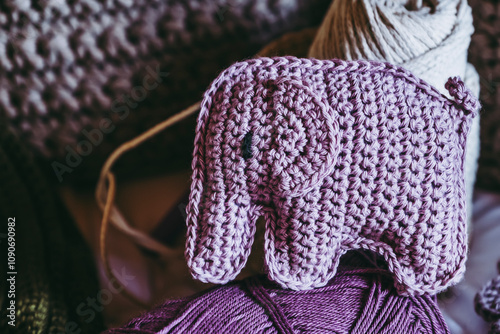Obraz na płótnie Artisanat de crochet avec des travaux en cours, jouet petit éléphant coloré en crochet w salonie