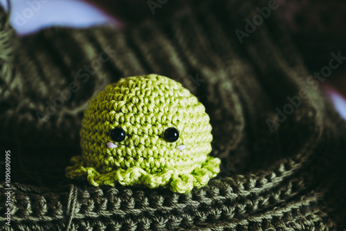 Obraz na płótnie Atelier de crochet avec des travaux en cours, jouet petite pieuvre vert coloré en crochet w salonie