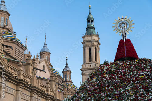 Quadro su tela Zaragoza, ofrenda de flores a la Virgen del Pilar el dia de la Hispanidad, aragon, españa, europa