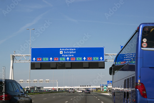 Photography Verkehrswegweiser auf Autobahn A4 in Richtung Amsterdam, Haarlem, Flughafen Schi