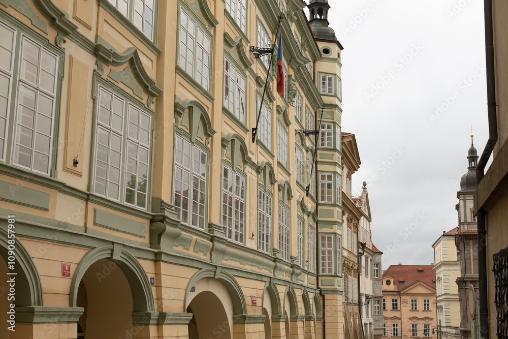 Obraz premium In a narrow alleyway, historic buildings elegantly showcase classic architectural details that significantly enhance the overall urban environment, contributing to a rich cityscape