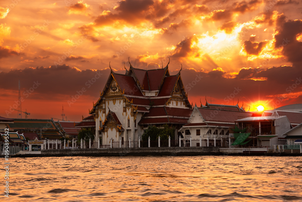 Obraz premium Sunset in Bangkok, Thailand. Pagoda and beautiful sky