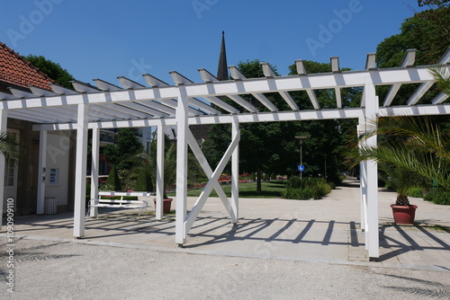 Weiße Pergola in der Kurstadt Bad Nauheim photo