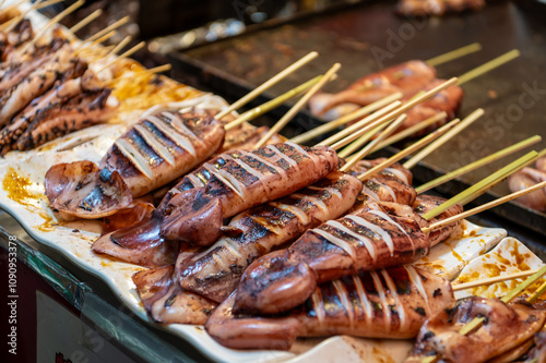 日本の祭りの屋台で売られているイカ焼き