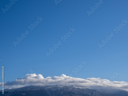 鳥海山と青空