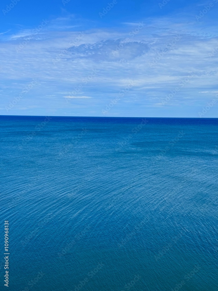 Fototapeta premium Blue ocean and cloudy sky
