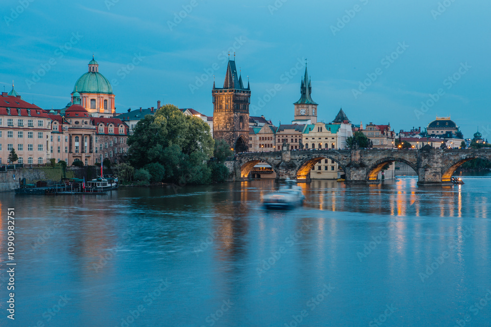 Obraz premium Karlův most - Charles Bridge (Arch bridge) in Prague, at dusk - sunset