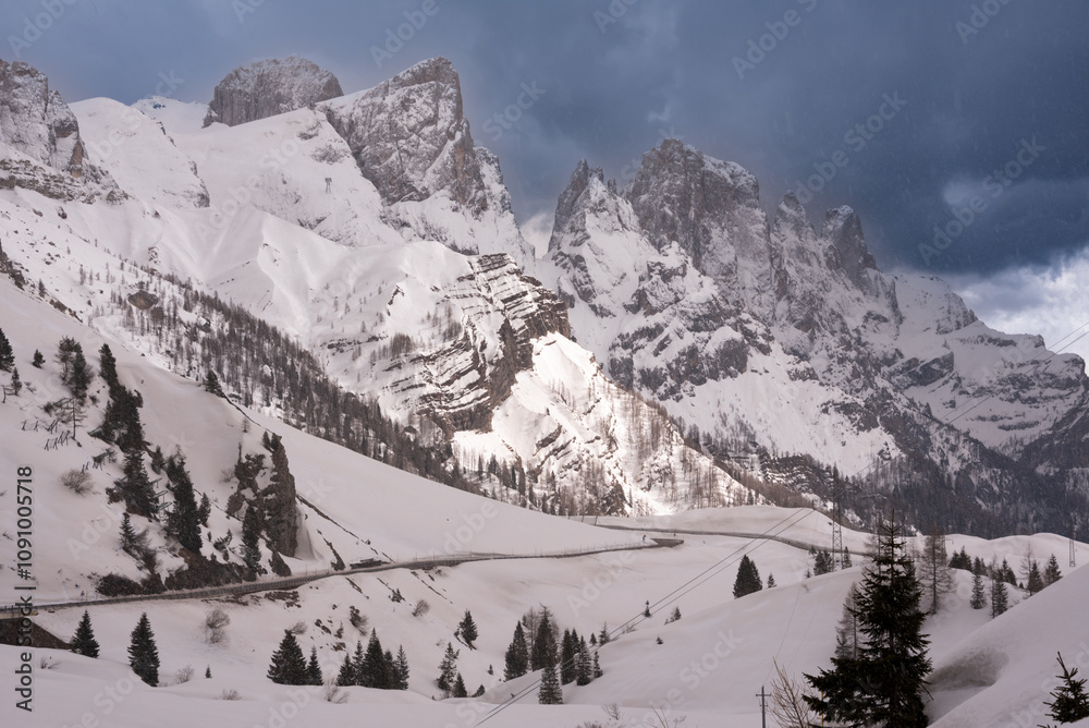 Naklejka premium Winter mountain landscape in Dolomite alps, Italy