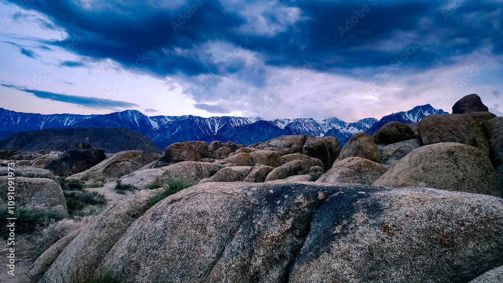 Fototapeta premium East Sierra Mountains from the Alabama Hills