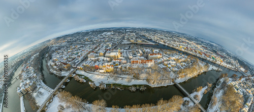 Ausblick auf das verschneite Regensburg an der Donau an einem wolkigen Winternachmittag photo