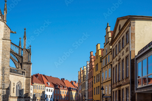 Die spätgotischen Treppengiebelhäuser auf dem Marktpaltz von Osanbrück bei schönen Wetter mit blauem Himmel