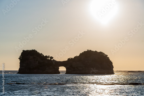 夕日を背にした円月島 photo