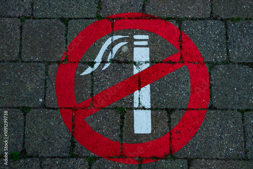 Obraz na płótnie Znak, symbol zakazu palenia namalowany na chodniku. w salonie
