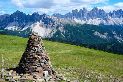 Blick auf die Geislergruppe  bei Brixen (Bressanone) in Südtirol (Alto Adige)