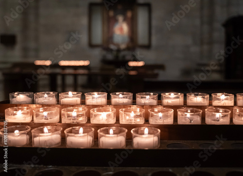 Obraz na płótnie lit candles in church during prayer w salonie