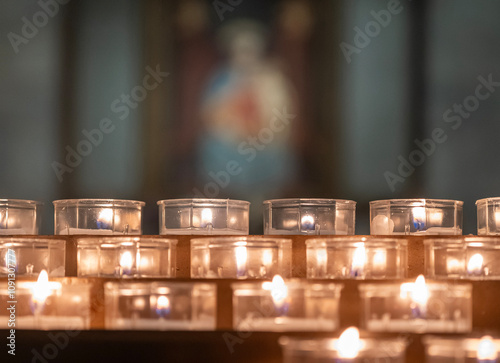 Obraz na płótnie lit candles in church during prayer w salonie