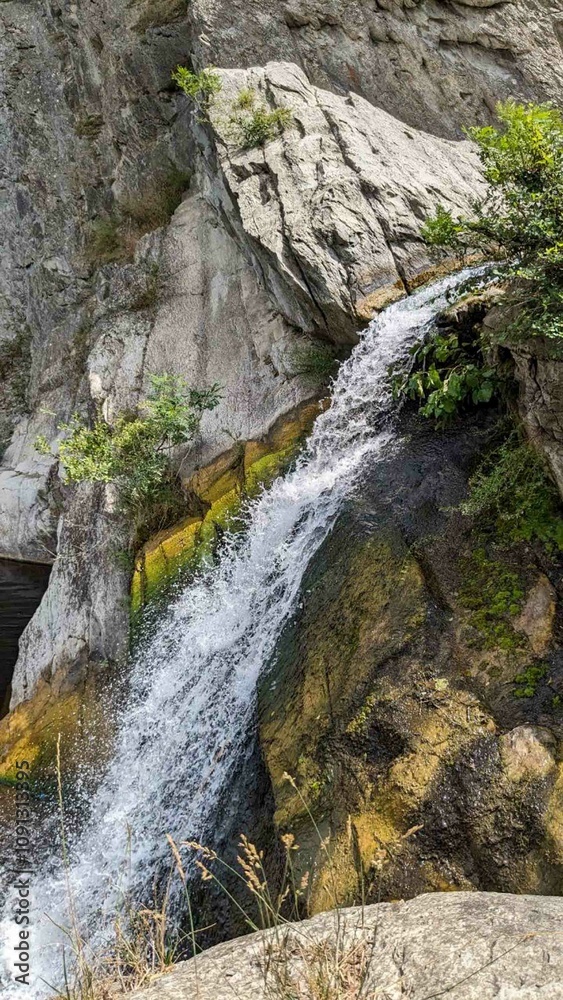 Obraz premium A gorge between cliffs, a waterfall, nature.