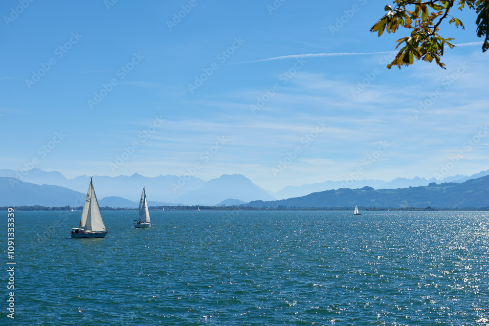 Φωτογραφία Breathtaking Panorama of Bodensee with White Sailboats and Swiss Alps from Lindau, Germany