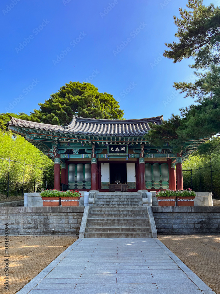 Fototapeta premium 한국의 전통 기와집 오죽헌 내부