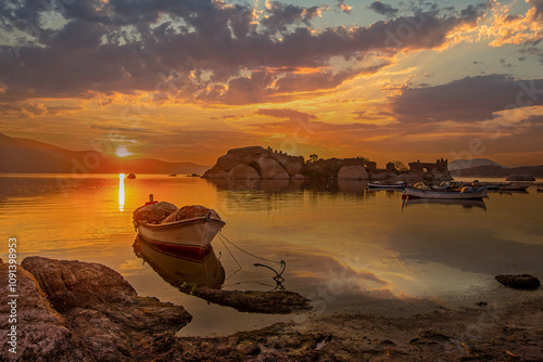 Obraz na płótnie Lake Bafa, Kapıkırı Island - Kapıkırı Village and Island - Herakleia Ancient City, views of fishing boats at sunset - Türkiye w salonie