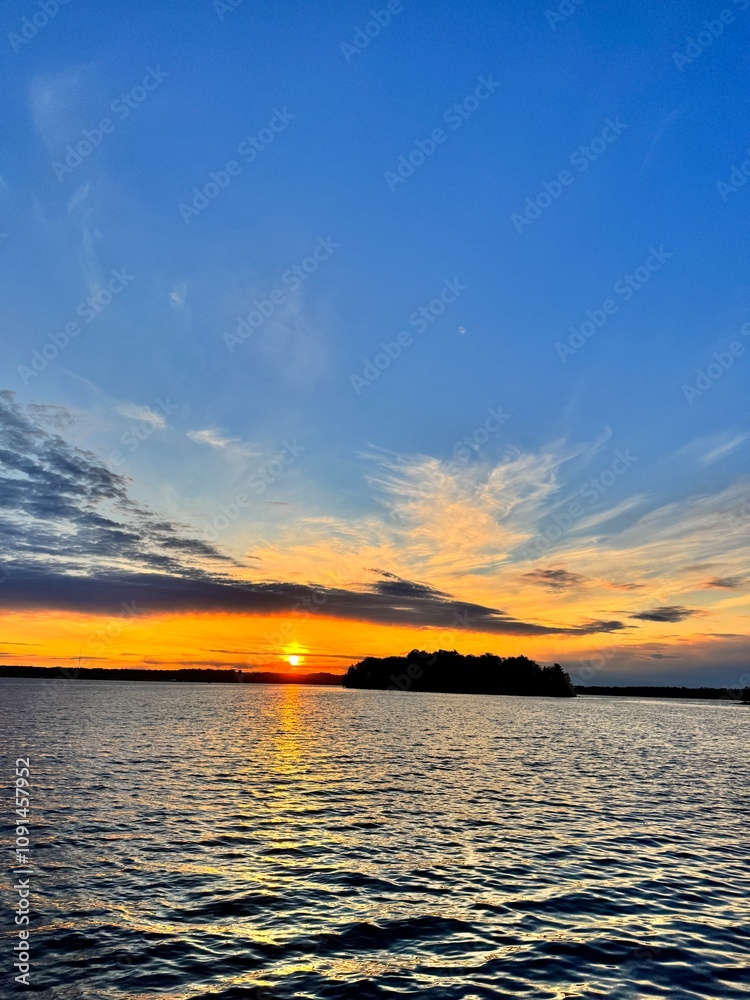 Obraz premium sunset over lake, ontario, north