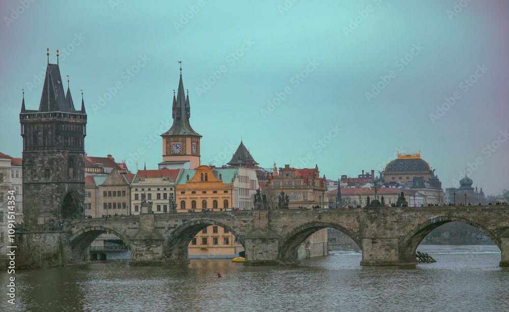 Obraz premium Charles Bridge in Prague in late rainy autumn.
