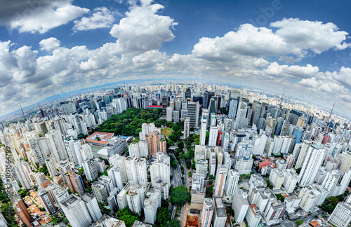 Foto aérea de alta resolução em panorama da região do Itaim Bibi em São Paulo, SP. Diversos prédios em dia ensolarado.  photo