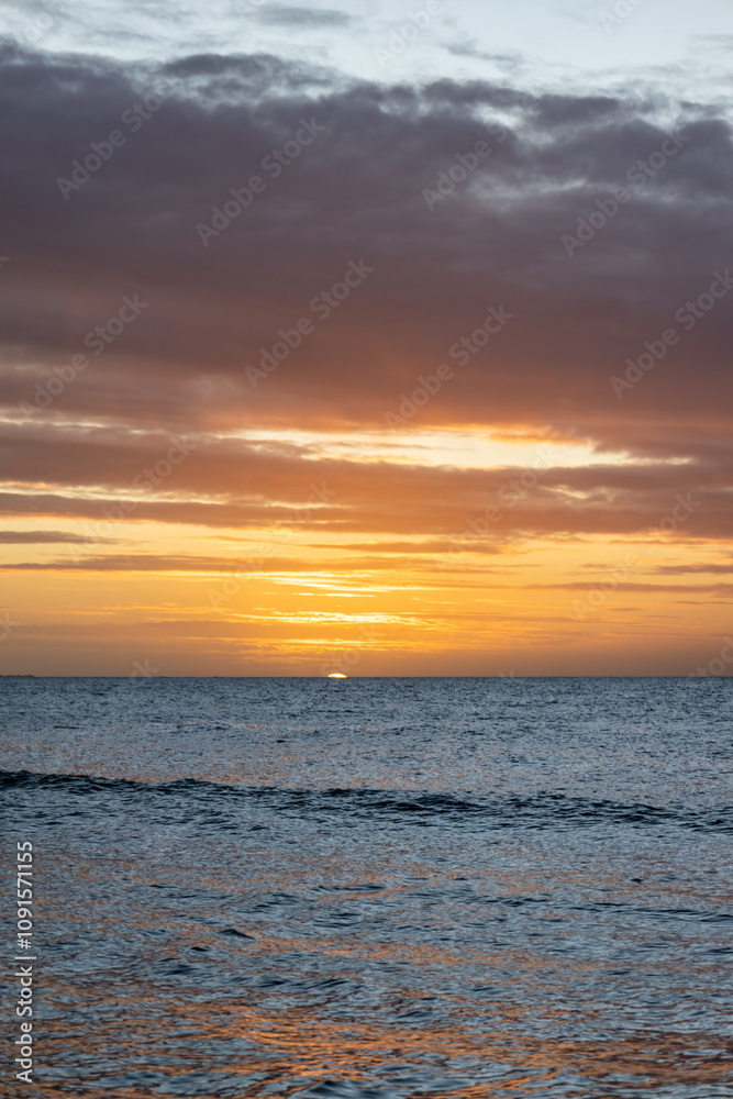 Obraz premium Golden colored sea waves during sunset. Sunset at sea.