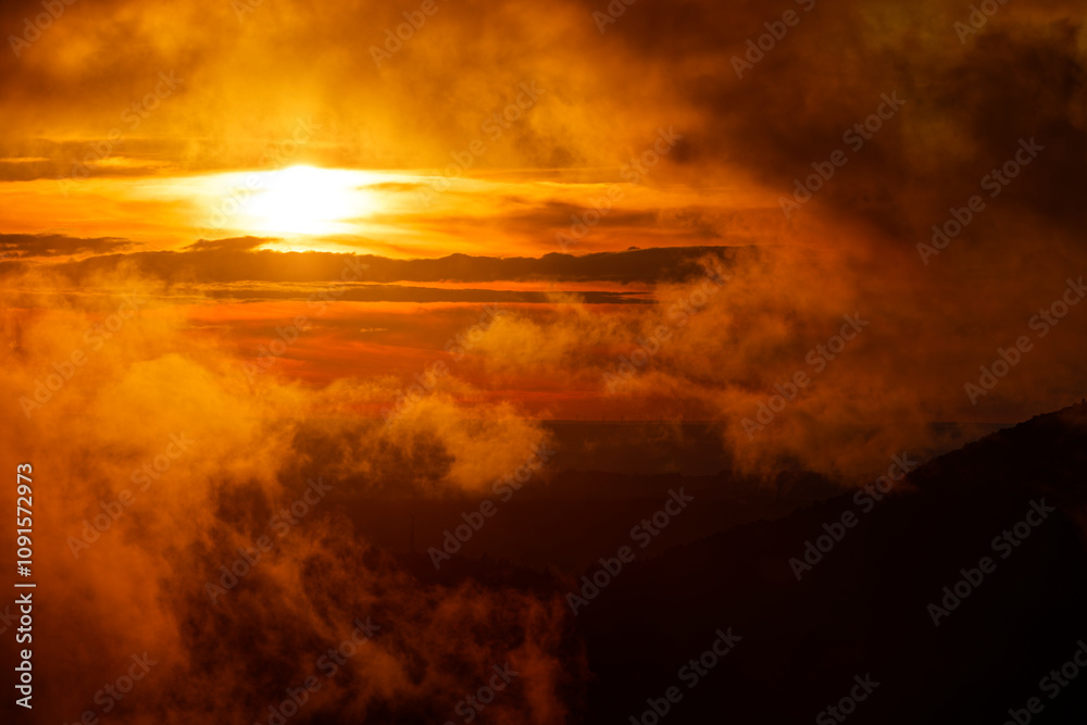 Fototapeta premium coucher de soleil dans la brume