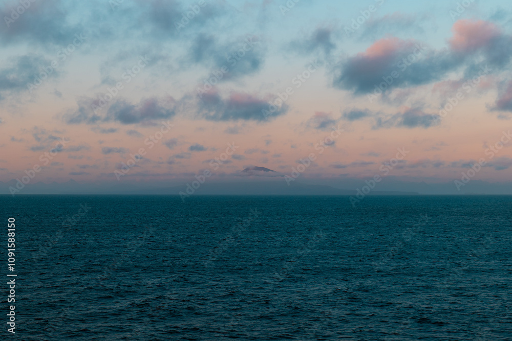 Fototapeta premium Beautiful Pacific Ocean Sunset With Mountain in the Distance