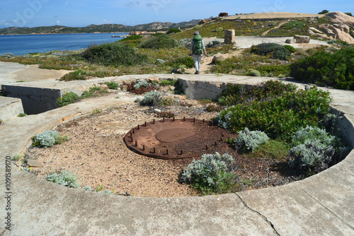 I ruderi delle fortificazioni militari di Punta Rossa nell'isola di Caprera