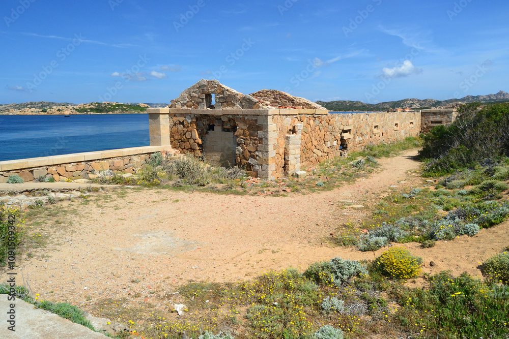 Fototapeta premium I ruderi delle fortificazioni militari di Punta Rossa nell'isola di Caprera