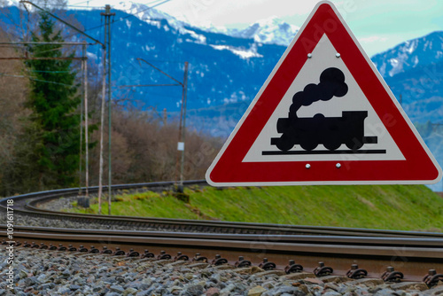 Warnschild Gleise Schienen Zug Zugverkehr Alpen photo