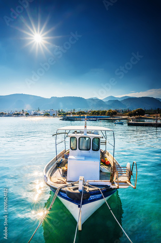 Fischerboot  bei strahlender Sonne im Hafenbecken  (Milatos -Kreta)
