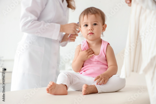 Female pediatrician measuri...