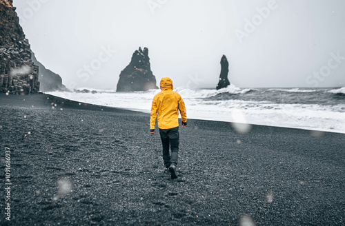 passeggiata in spiaggia in Islanda