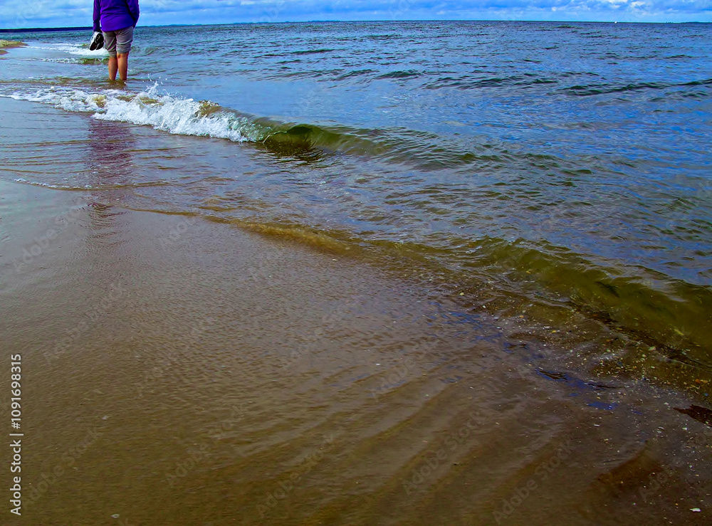 Spaziergang im Wasser am Strand der Ostsee