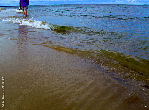 Obraz na płótnie Spaziergang im Wasser am Strand der Ostsee
w salonie