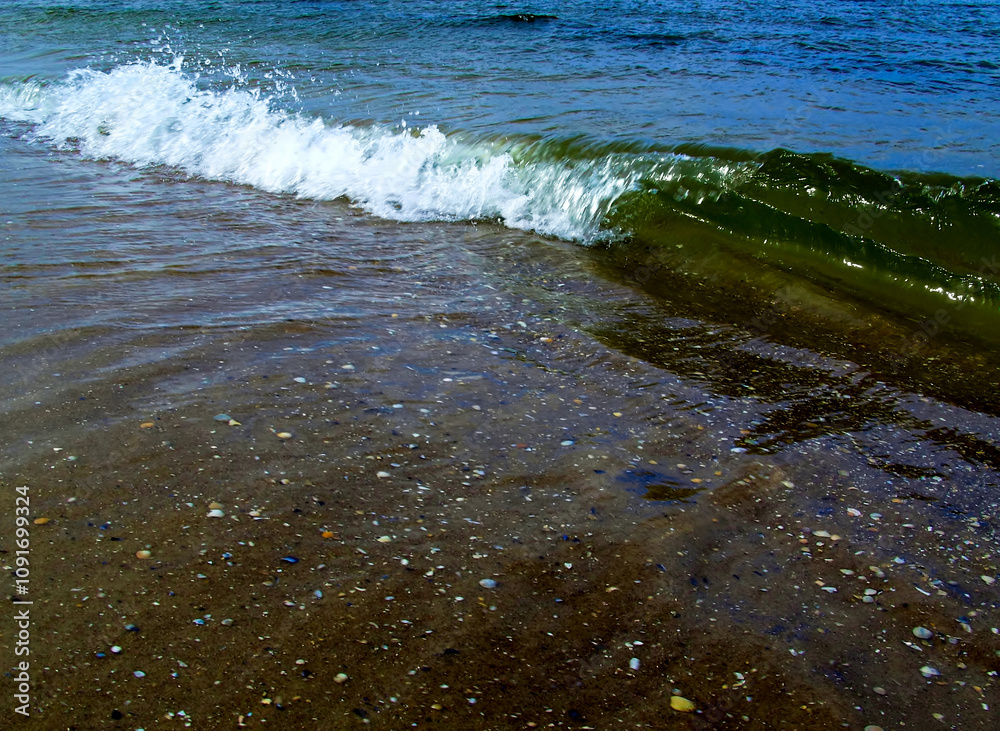 Wellen am Strand der Ostseeküste