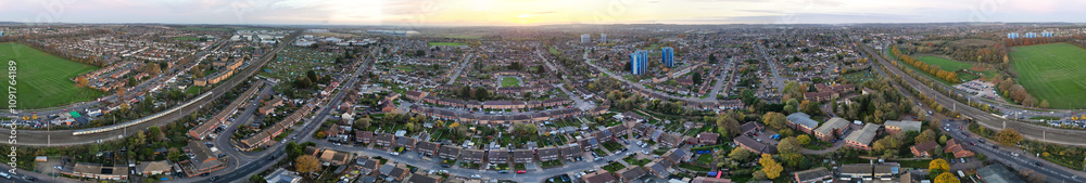 Obraz premium Aerial Panoramic View of Central Luton City of England UK During Cold Sunset