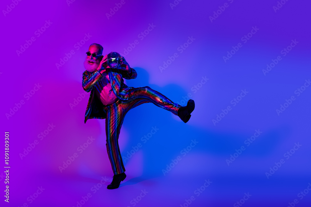 Obraz premium Full length photo of funky handsome guy wear glamour jacket dark spectacles enjoying doscotheque emtpy space isolated violet color background