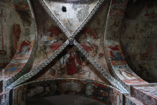 Pinturas al fresco en techo de iglesia. Salardú, Valle de Arán