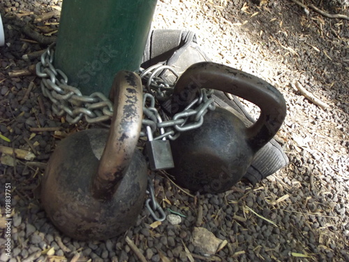 Two pieces of metal weights placed on a pillar,Dos piezas de pesas de metal  colocado en un pilar,(10672) photo