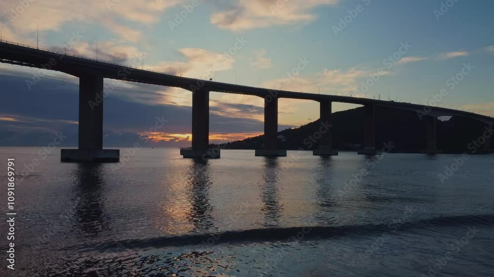Sol nascendo atrás da Terceira Ponte, entre Vitória e Vila Velha, Espírito Santo