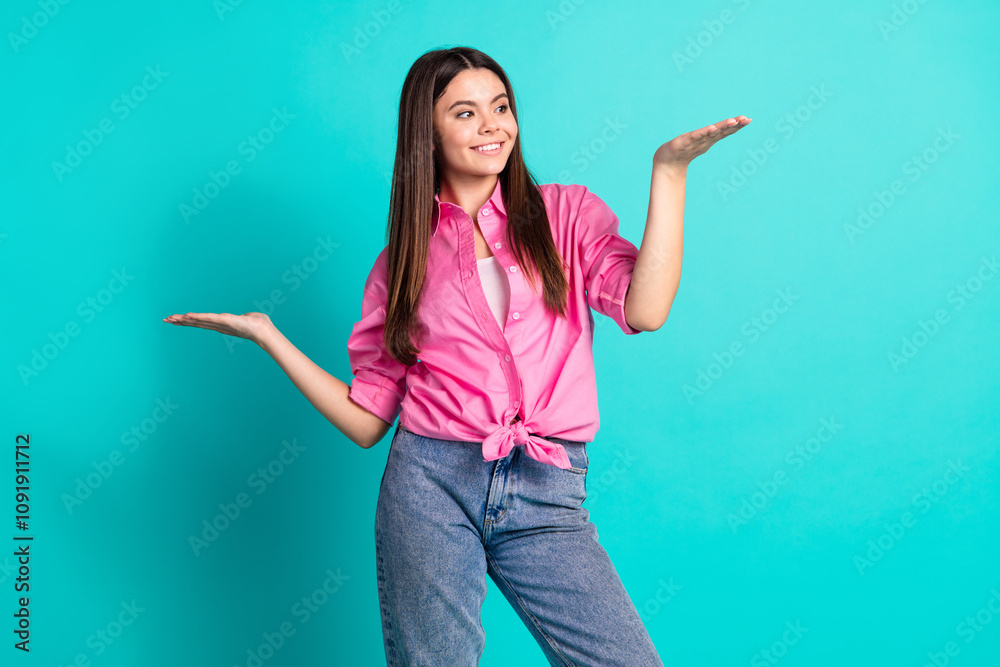 Φωτογραφία Photo portrait of pretty teen girl compare hold look empty space wear trendy pin