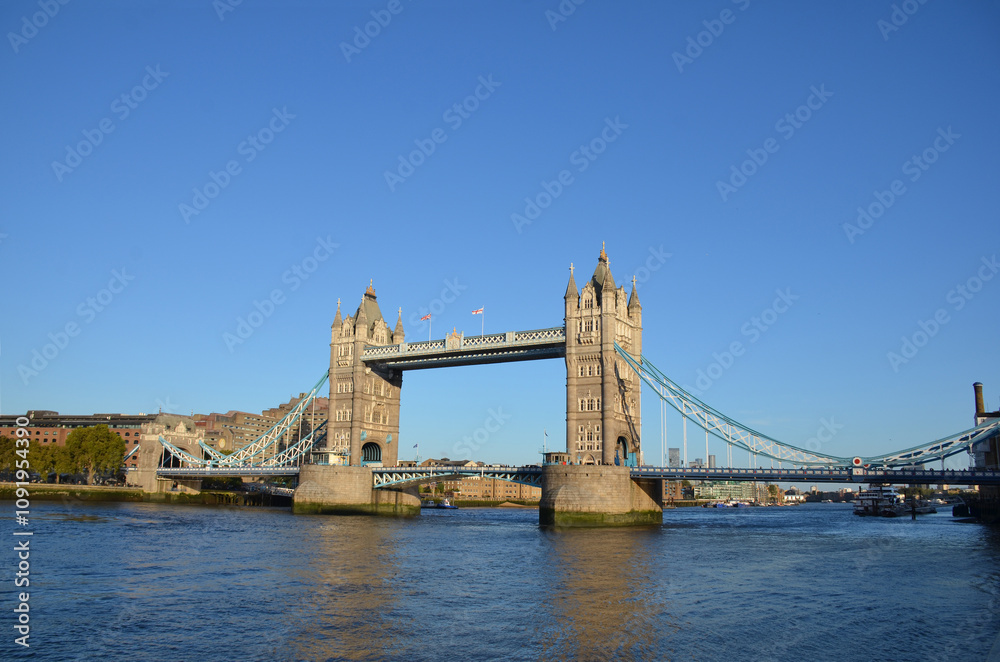 Obraz premium London, England, United Kingdom - October 2024: Tower Bridge is a bascule, suspension bridge built between 1886 and 1894. One of the prominent symbols of the United Kingdom.